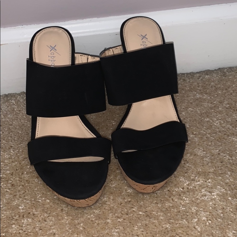 BLACK PLATFORM WITH STRAPS
